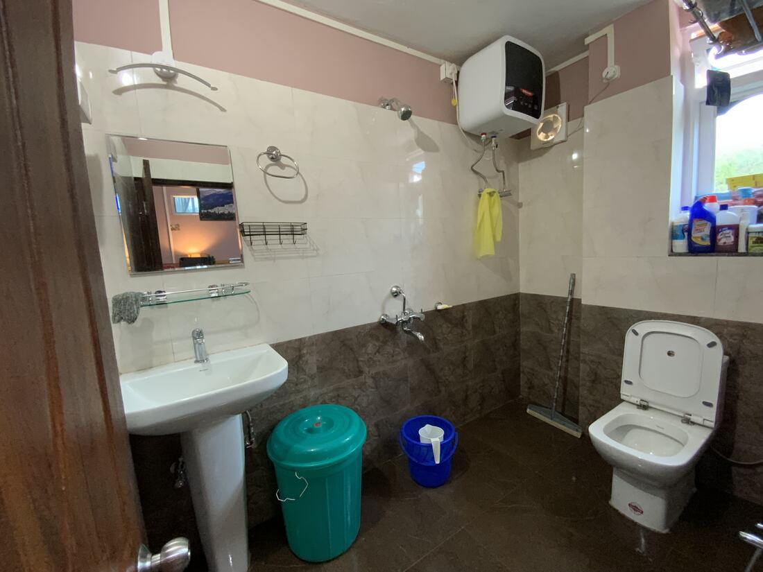 Attached bathroom, hot water on tap